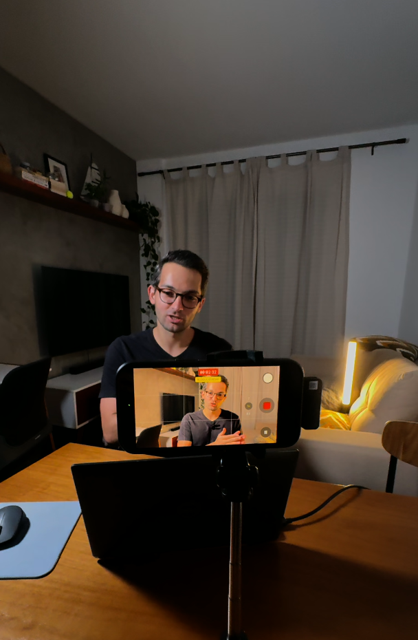Matheus Sanchez gravando conteúdo sobre investimentos em seu escritório